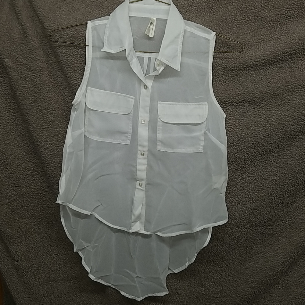 Sleeveless shirt